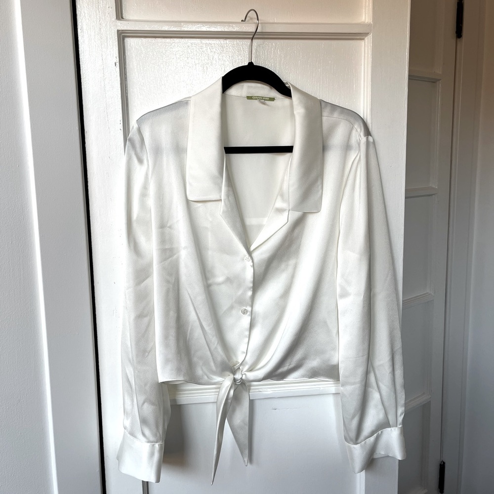 Gianni Bini white button down blouse with tie detail. Material 100% polyester!